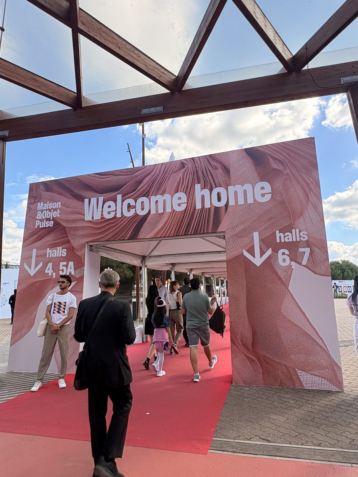Maison&Objet 展場入口,粉紅色拱門寫著 Welcome home,訪客沿著紅地毯走進展館
